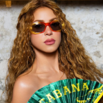 Shakira com leque no Rio