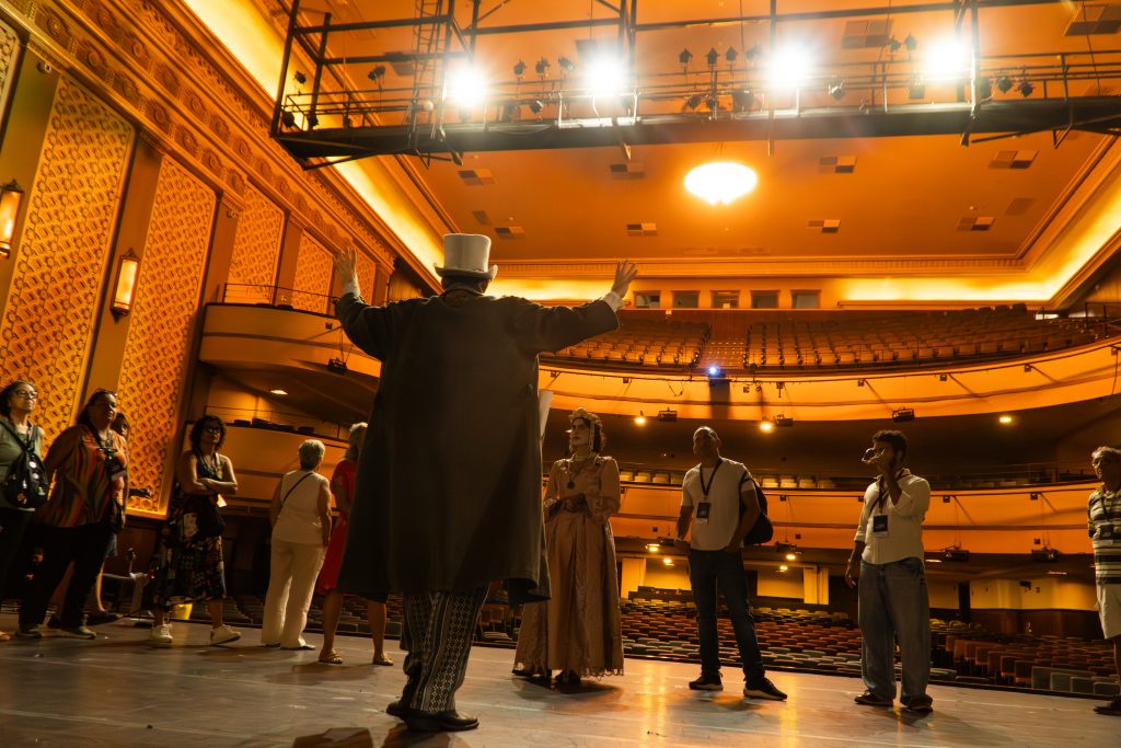 Teatro Riachuelo celebra um ano de visitas teatralizadas gratuitas na Cinelândia