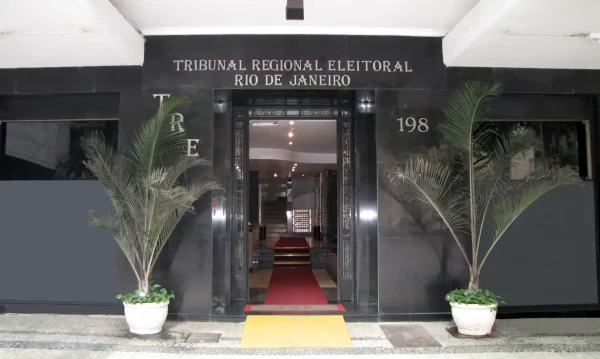 Prazo para regularizar título de eleitor termina nesta quarta (06); TRE amplia horário de atendimento no Rio