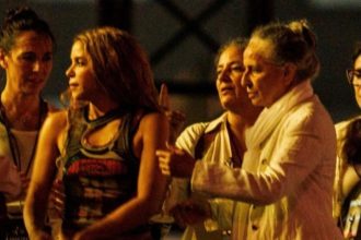 Maria Bethânia nos bastidores do ensaio de Shakira, em Copacabana