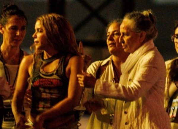 Maria Bethânia nos bastidores do ensaio de Shakira, em Copacabana