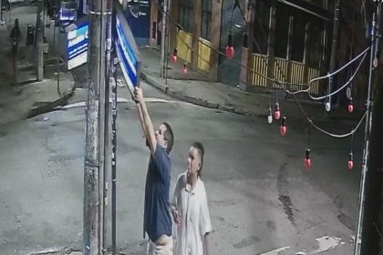 O casal derruba o poste para arrancar a placa na Rua Arnaldo Quintela