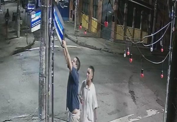 Flávio Valle e subprefeitura da Zona Sul apontam à polícia os suspeitos de vandalismo e roubo de placa na Arnaldo Quintela, em Botafogo
