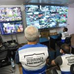 Agentes do Segurança Presente em sala de operações da tecnologia que será usada no show da Shakira