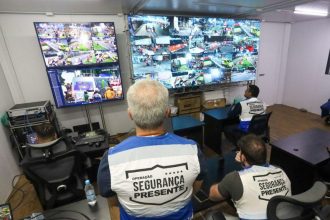 Agentes do Segurança Presente em sala de operações da tecnologia que será usada no show da Shakira