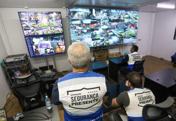 Agentes do Segurança Presente em sala de operações da tecnologia que será usada no show da Shakira