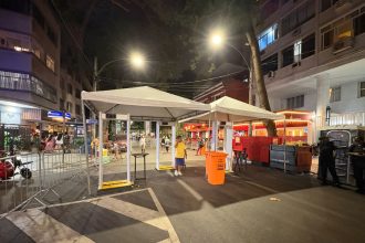 Os pórticos detectores de metal no acesso à Praia de Copacabana pela Rua Siqueira Campos não estão funcionando