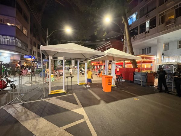 Pórticos com detectores de metal para o show da Shakira não funcionam; mega esquema de segurança inteligente custou R$ 15 milhões 51 Os pórticos detectores de metal no acesso à Praia de Copacabana pela Rua Siqueira Campos não estão funcionando