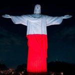 Cristo Redentor com as cores branca e vermelha, em homenagem a Polônia