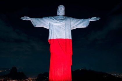 Cristo Redentor com as cores branca e vermelha, em homenagem a Polônia