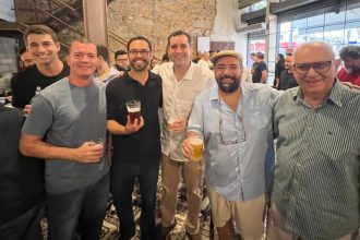 O prefeito Eduardo Cavaliere, secretários, vereadores e comerciantes da Rua da Cerveja