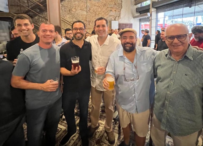 O prefeito Eduardo Cavaliere, secretários, vereadores e comerciantes da Rua da Cerveja