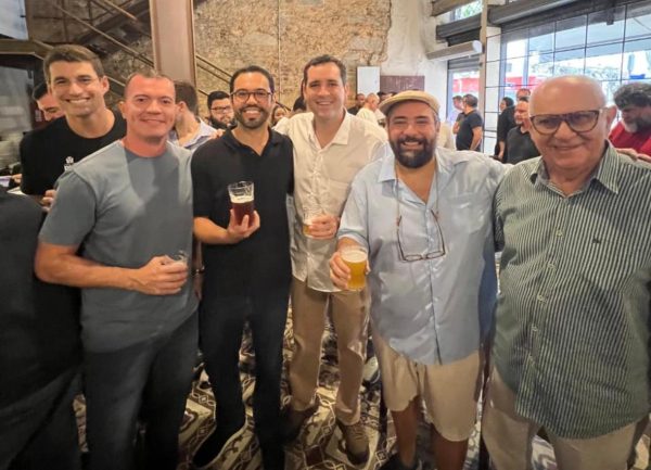 O prefeito Eduardo Cavaliere, secretários, vereadores e comerciantes da Rua da Cerveja