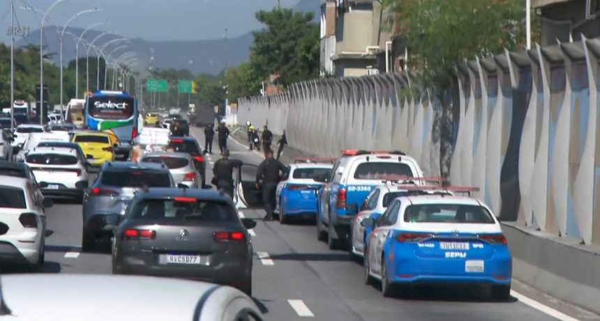 Linha Vermelha é fechada durante operação policial no Complexo da Maré