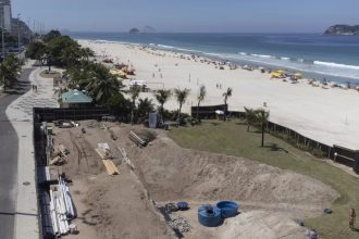 Ocupação irregular na Praia do Pepê, na Barra