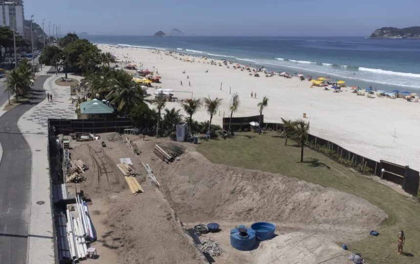 Ocupação irregular na Praia do Pepê, na Barra