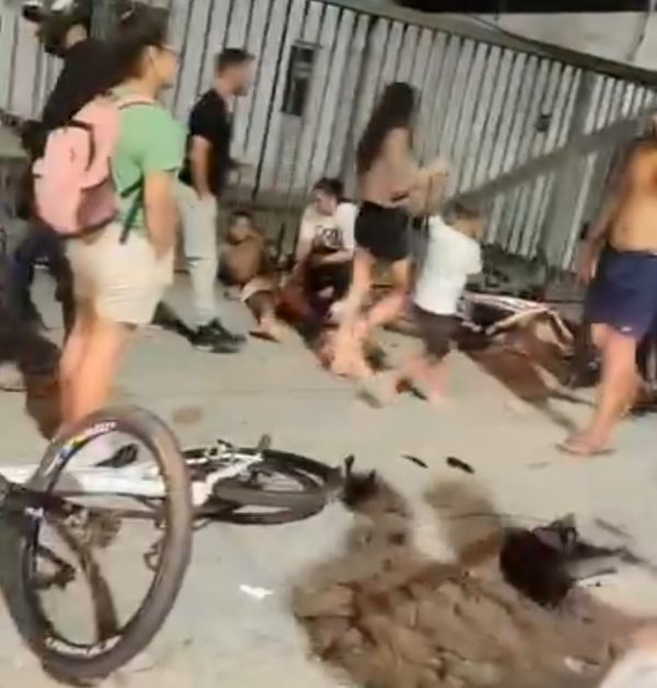 Motorista atropela quatro adolescentes que andavam de bicicleta em Niterói, e foge sem prestar socorro; um motociclista também foi atingido