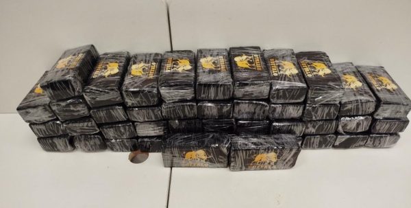 PF e PRF prendem motorista com 50kg de cocaína na cabine de caminhão, na Via Dutra