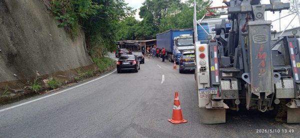 Caminhão tomba e interdita pista de descida da Serra das Araras, em Piraí