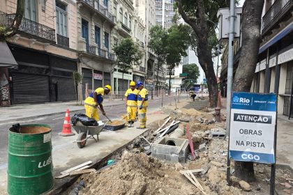 Agentes realizam intervenção na Rua da Carioca para implementar a Rua da Cerveja