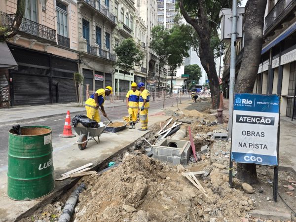 Agentes realizam intervenção na Rua da Carioca para implementar a Rua da Cerveja