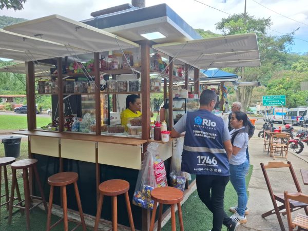 Subprefeitura de Jacarepaguá finaliza instalação de quiosques para ambulantes e garante mobilidade no entorno do Hospital Cardoso Fontes