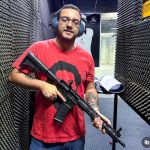 O presidente estadual do PT. Diego Quaquá, com um fuzil nas mãos