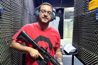 O presidente estadual do PT. Diego Quaquá, com um fuzil nas mãos