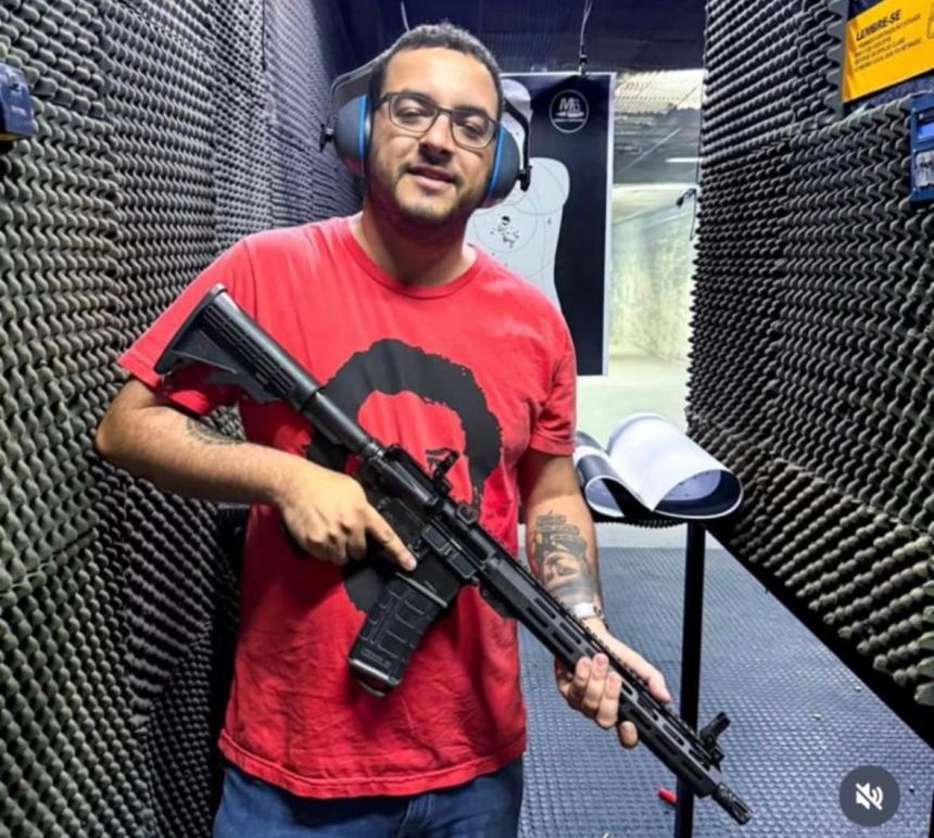 O presidente estadual do PT. Diego Quaquá, com um fuzil nas mãos