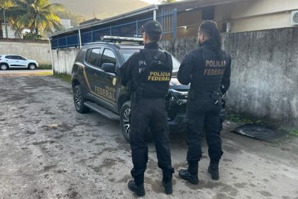 Agentes da Polícia Federal durante operação contra fraude em precatórios