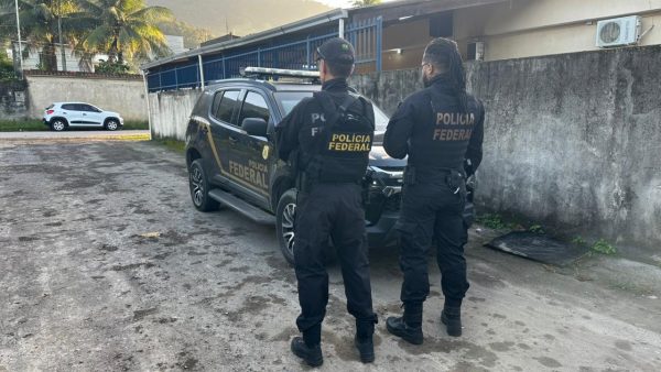 Agentes da Polícia Federal durante operação contra fraude em precatórios