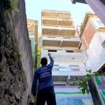 Agente da Seop aponta para prédio no Vidigal