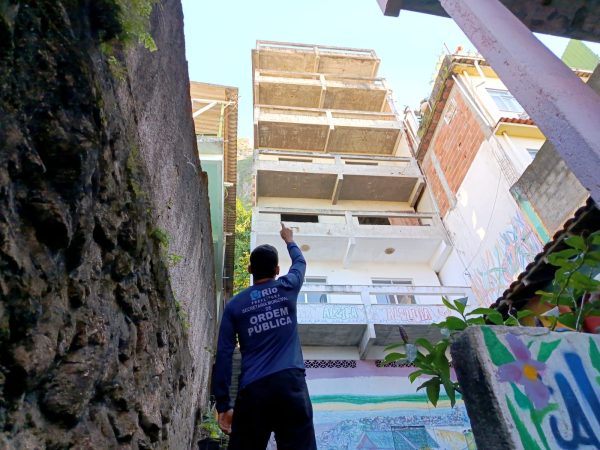 Prédio comercial irregular de sete andares no Vidigal começa a ser demolido nesta quarta (13) 61 Agente da Seop aponta para prédio no Vidigal