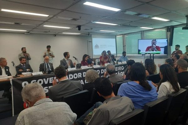 Governo do estado vai retirar ação contra piso nacional do magistério no STF por ordem de Ricardo Couto, afirma Flávio Serafini (PSOL)