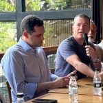 O vereador Rafael Aloísio Freitas e o prefeito Eduardo Cavaeliere em reunião no polo gastronômico do Méier