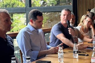 O vereador Rafael Aloísio Freitas e o prefeito Eduardo Cavaeliere em reunião no polo gastronômico do Méier