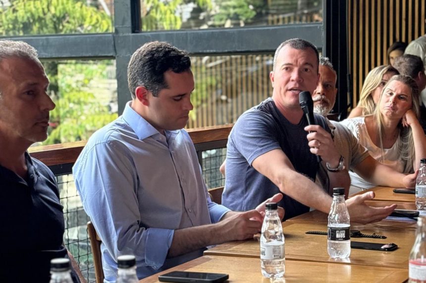 O vereador Rafael Aloísio Freitas e o prefeito Eduardo Cavaeliere em reunião no polo gastronômico do Méier