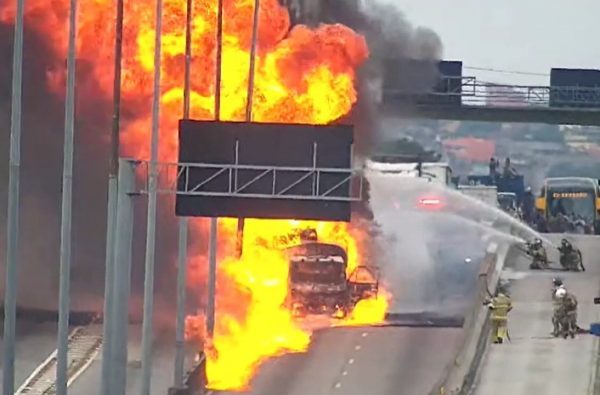 Caminhão em chamas interditou pistas da Avenida Brasil