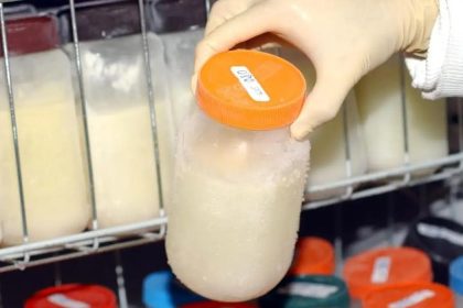 Leite materno em pote, obtido após amamentação