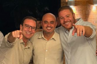 O ex-prefeito Eduardo Paes com Jonas Dico, de Três Rios, e Júlio Canelinha, de Paraíba do Sul