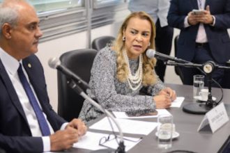 O presidente da Comissão de Contenção de Gastos da Alerj, Jair Bittencourt (PL), e a vice, Tia Ju (Republicanos)