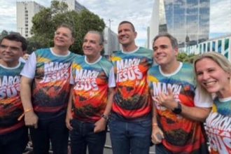 Chico Machado (PL), Sóstenes Cavalcante (PL), Silas Malafaia, Douglas Ruas (PL) e Alexandre Isquierdo (União Brasil) durante a Marcha para Jesus 2026
