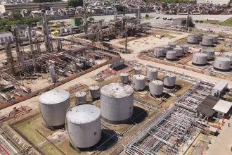 Governador em exercício quer desapropriar terreno da Refit para compensar parte da dívida da empresa com o estado do Rio, estimada em R$ 14,3 bilhões
