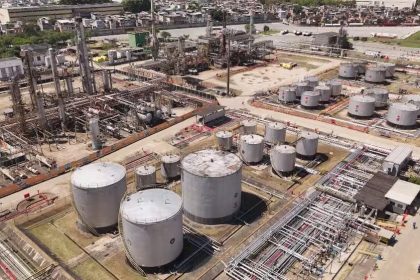 Governador em exercício quer desapropriar terreno da Refit para compensar parte da dívida da empresa com o estado do Rio, estimada em R$ 14,3 bilhões