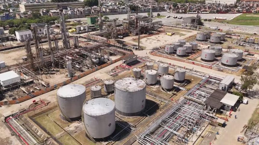 Governador em exercício quer desapropriar terreno da Refit para compensar parte da dívida da empresa com o estado do Rio, estimada em R$ 14,3 bilhões
