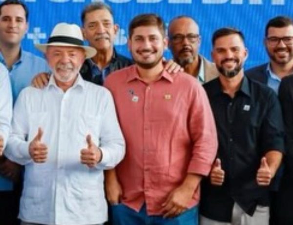 Vice-prefeito de Cabo Frio aparece ao lado de Lula após perder secretaria por ordem de Dr. Serginho (PL)