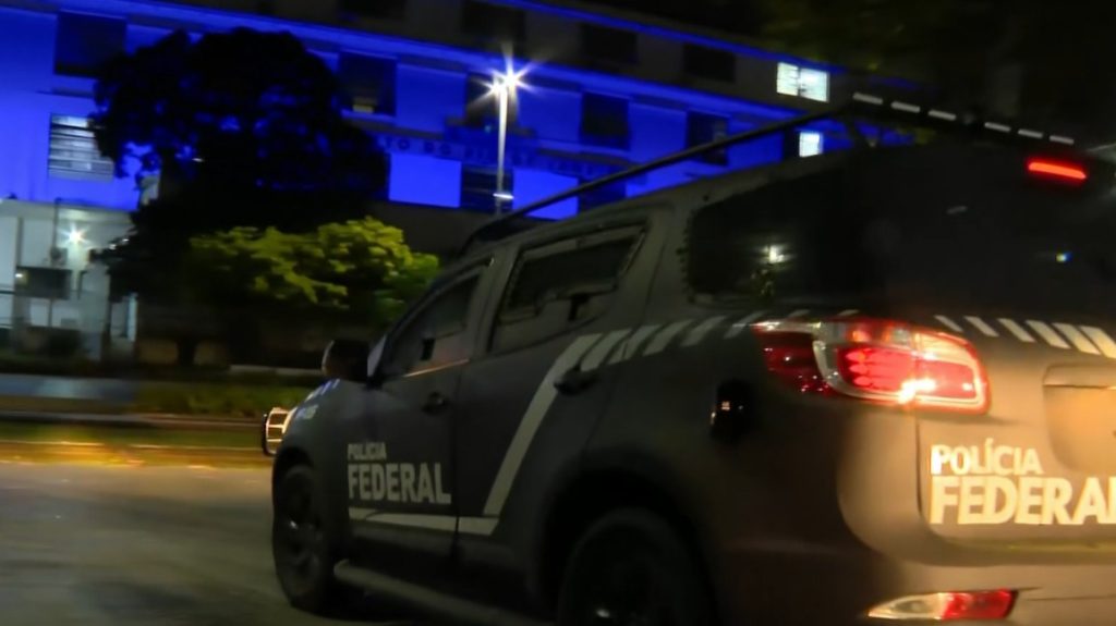 O carro da Polícia Federal chega à casa do ex-governador Cláudio Castro