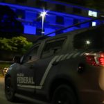 O carro da Polícia Federal chega à casa do ex-governador Cláudio Castro