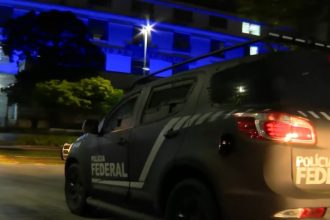 O carro da Polícia Federal chega à casa do ex-governador Cláudio Castro