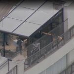 O ex-governador Cláudio Castro (de camisa preta e bermudas) acompanha os policiais federais em operação em seu apartamento, na Península, na Barra da Tijuca